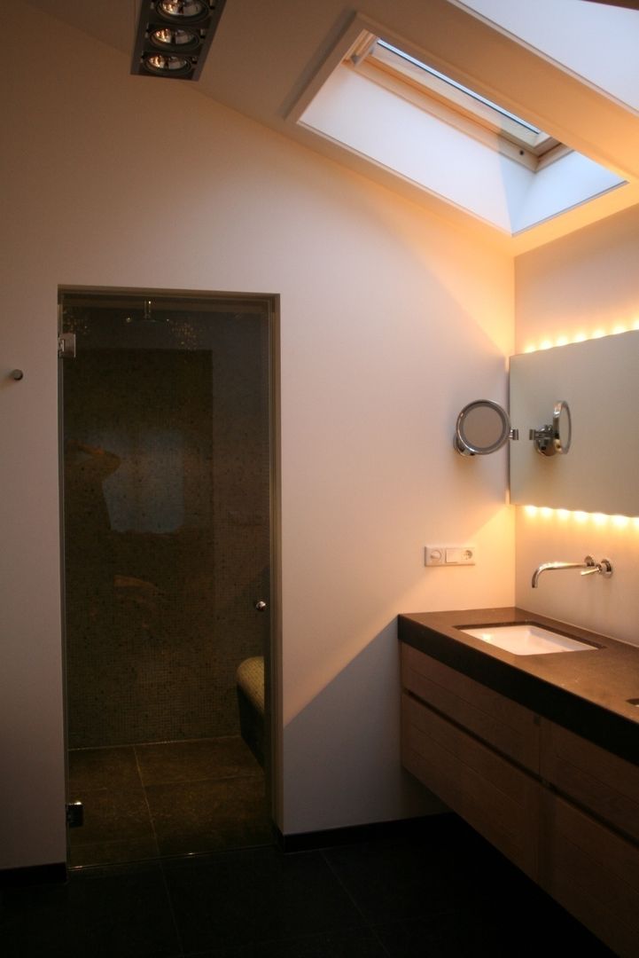 De badkamer en de essentie van verlichting , Bad & Design Bad & Design Modern bathroom