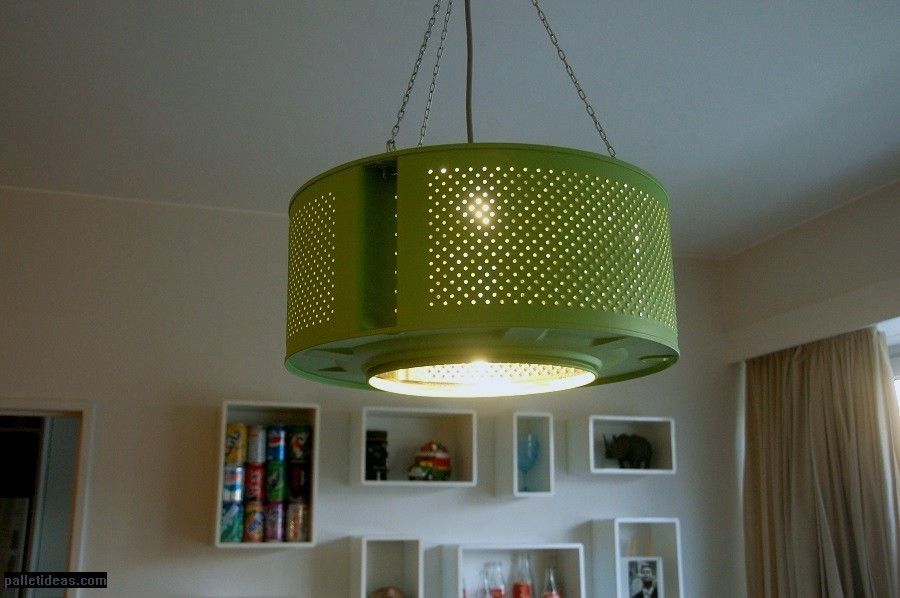 Lampa zielona Palletideas Industrialny salon Oświetlenie