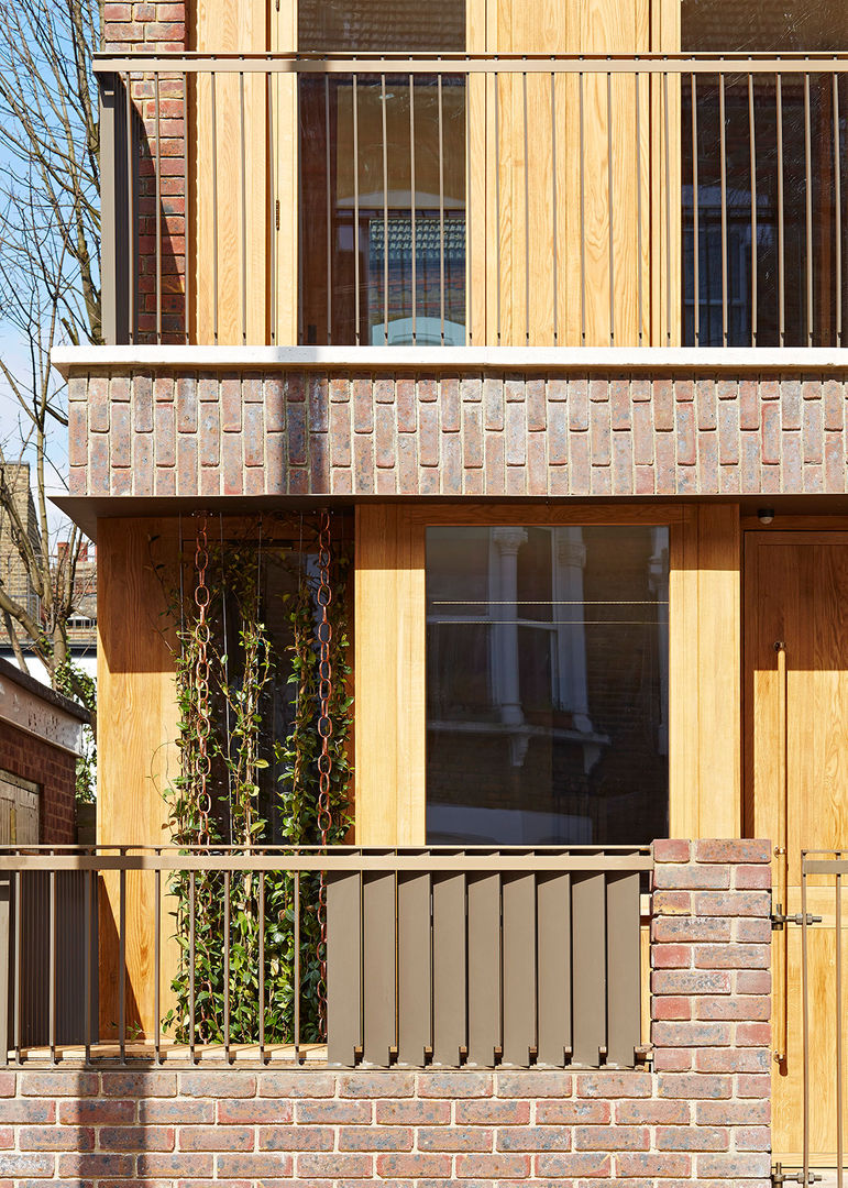 Street view of front garden and balcony Satish Jassal Architects Casas estilo moderno: ideas, arquitectura e imágenes