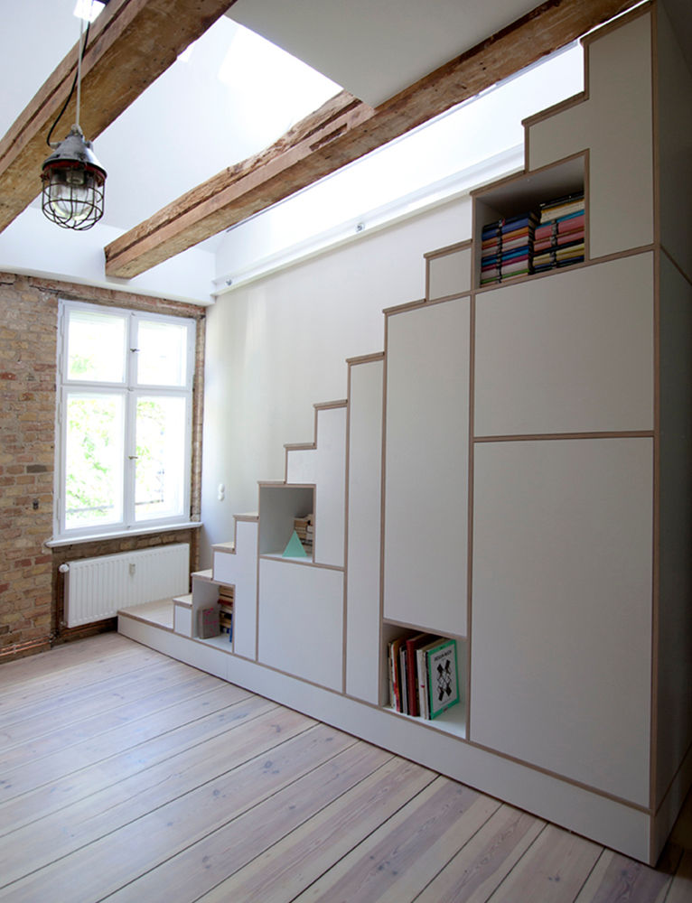 Stairs shelving, Amelung - Craft and Design Amelung - Craft and Design Moderne Wohnzimmer Gebäude,Fenster,Vorrichtung,Holz,Saal,Die Architektur,Innenarchitektur,Schatten,Boden,Bodenbelag