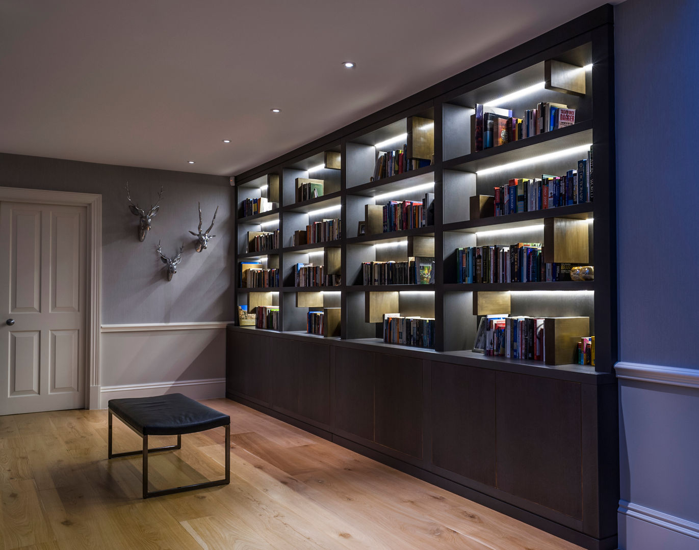 Fitted Library Bookcase Rupert Bevan Ltd Nowoczesne domowe biuro i gabinet Meble do przechowywania