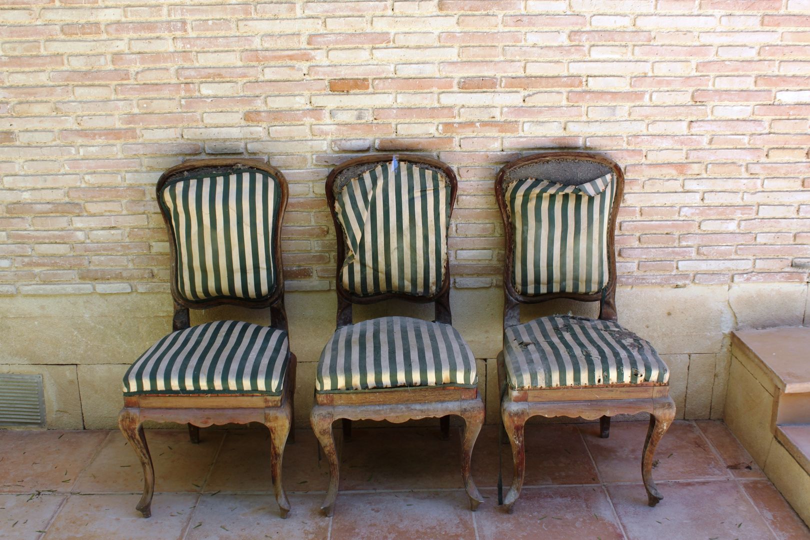 4 sillas isabelinas originales encontradas en un viejo trastero Dominique Restauración