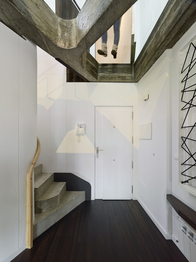 Reforma de apartamento en dos plantas, A Estrada, Pontevedra, Ameneiros Rey | HH arquitectos Ameneiros Rey | HH arquitectos Minimalist corridor, hallway & stairs