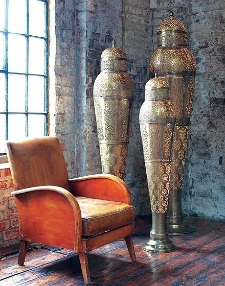 Moroccan Mansour Floor Lamp In Antique Brass Moroccan Bazaar Pasillos, vestíbulos y escaleras mediterráneos Iluminación