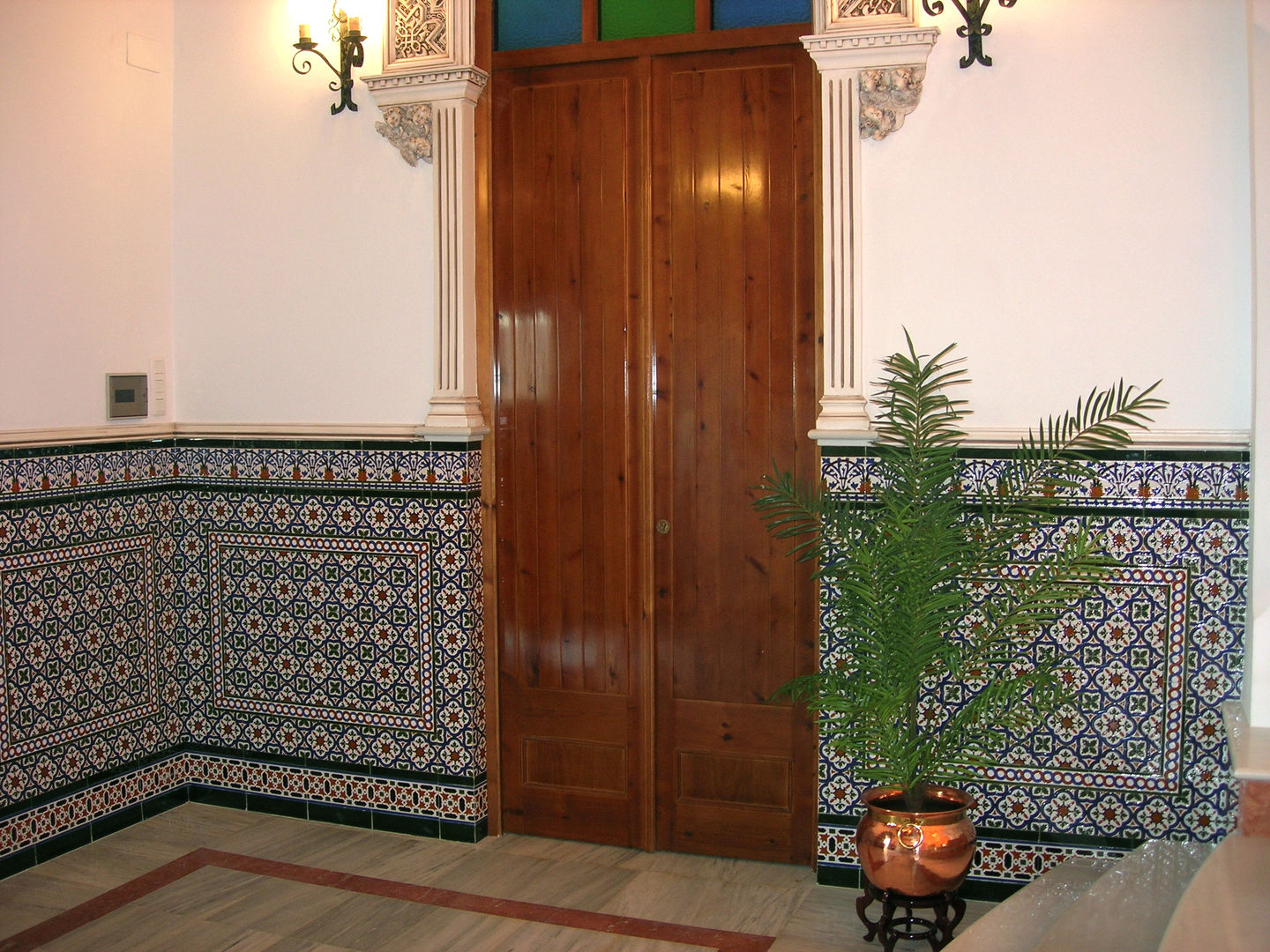 Zócalo azulejos relieve Hispalcerámica Pasillos, vestíbulos y escaleras mediterráneos