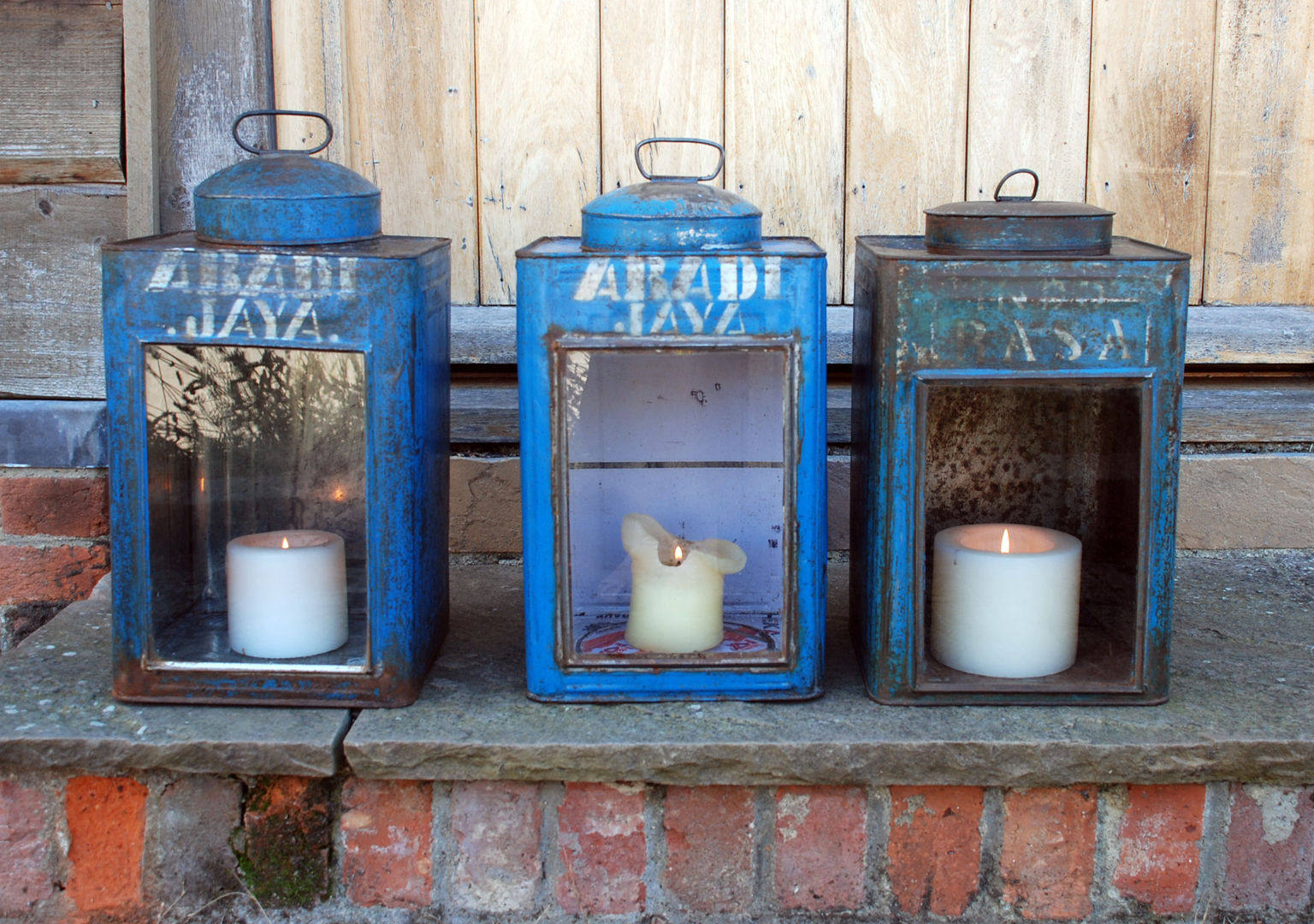 Vintage Caddy Lanterns Hen and Hammock Giardino coloniale Illuminazione