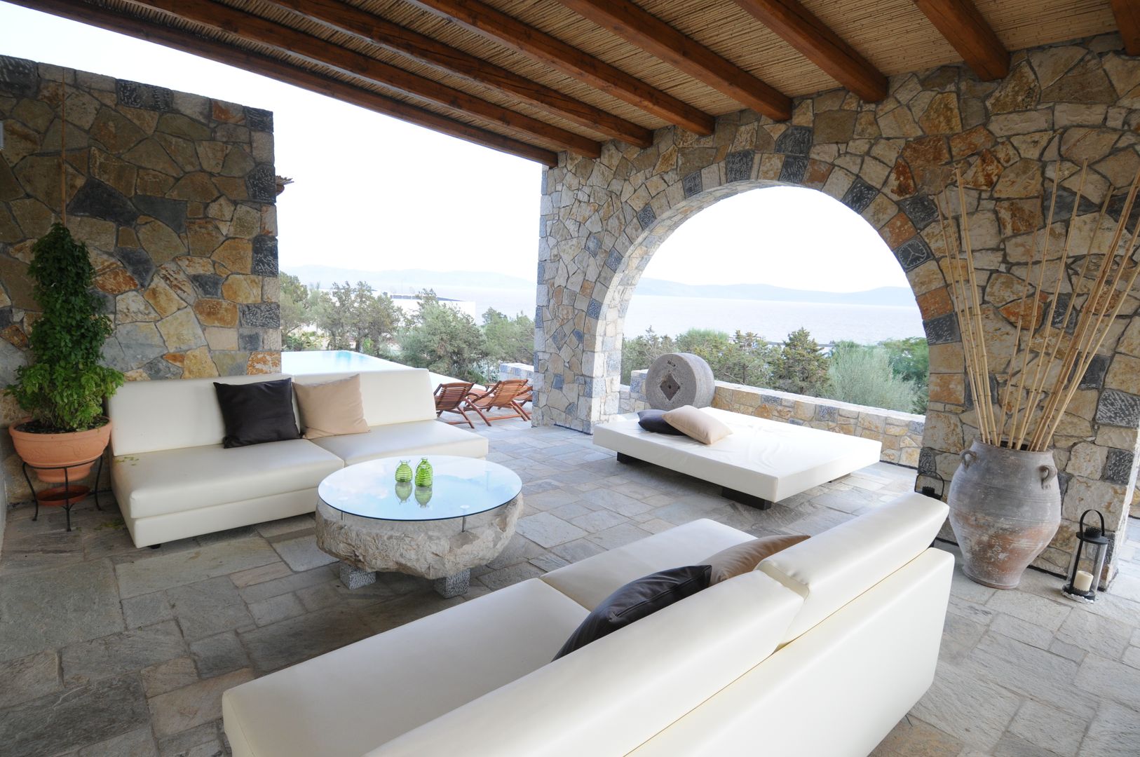 VILLA AL MARE Ermioni Grecia, CARLO CHIAPPANI interior designer CARLO CHIAPPANI interior designer Терраса в средиземноморском стиле