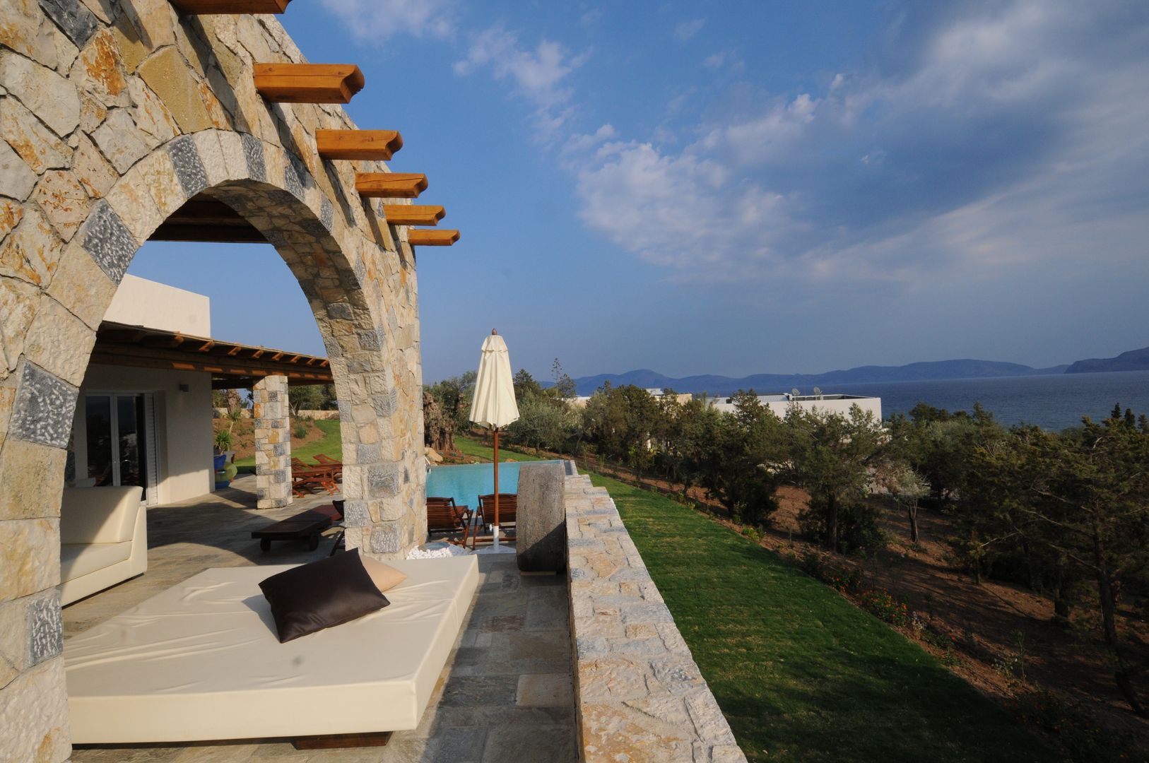 VILLA AL MARE Ermioni Grecia, CARLO CHIAPPANI interior designer CARLO CHIAPPANI interior designer Mediterranean style balcony, veranda & terrace