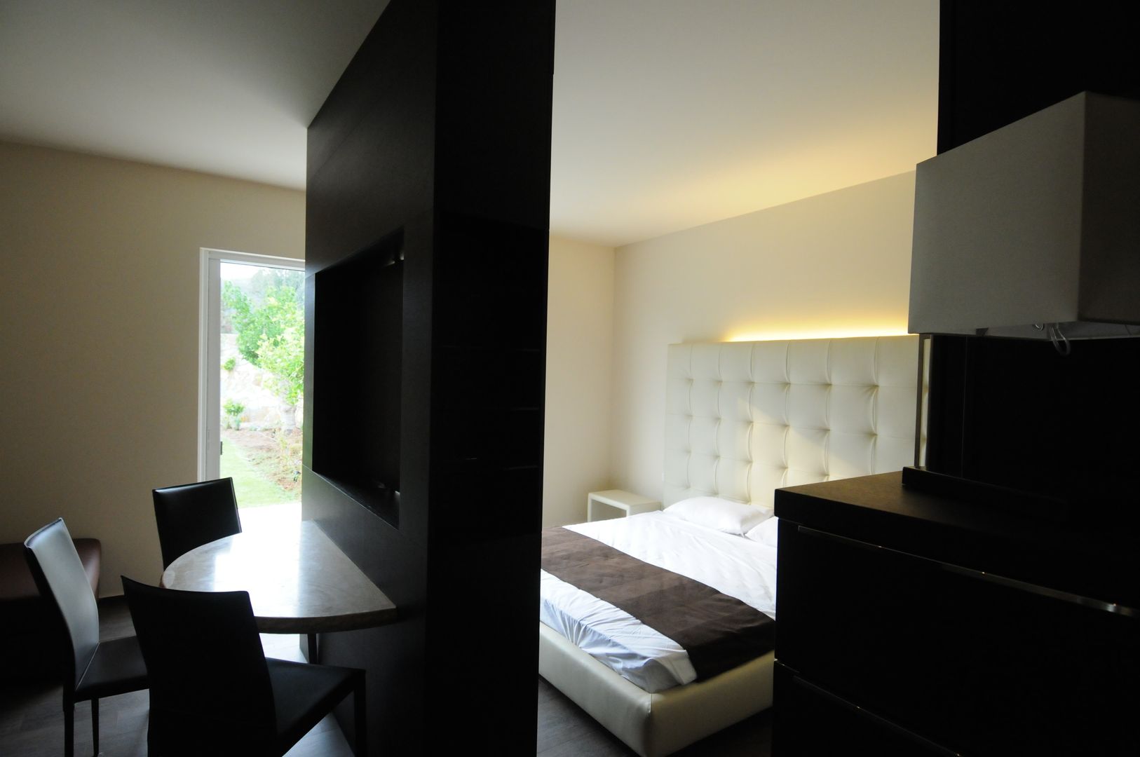 Monolocale della governante. Il mobile tv CARLO CHIAPPANI interior designer Camera da letto in stile mediterraneo