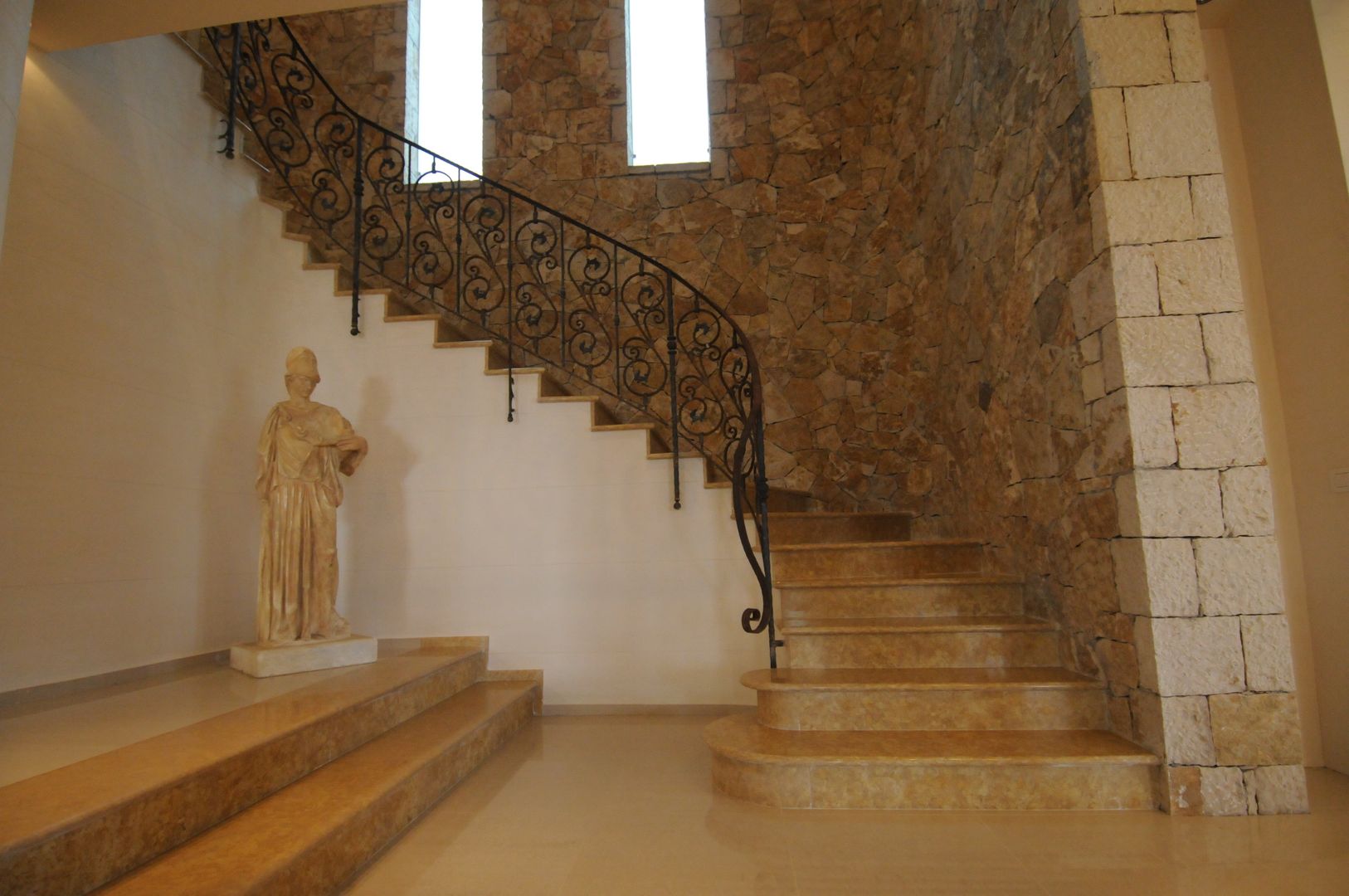 VILLA AL MARE Ermioni Grecia, CARLO CHIAPPANI interior designer CARLO CHIAPPANI interior designer Mediterranean style corridor, hallway and stairs