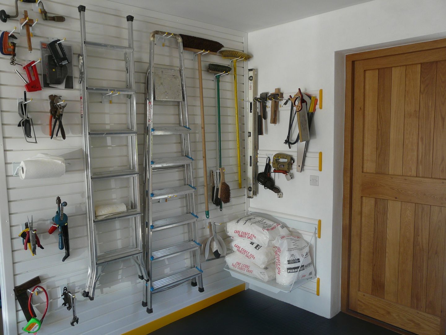 Need to store all your tools in the garage? Try a feature wall! Garageflex Moderne garage