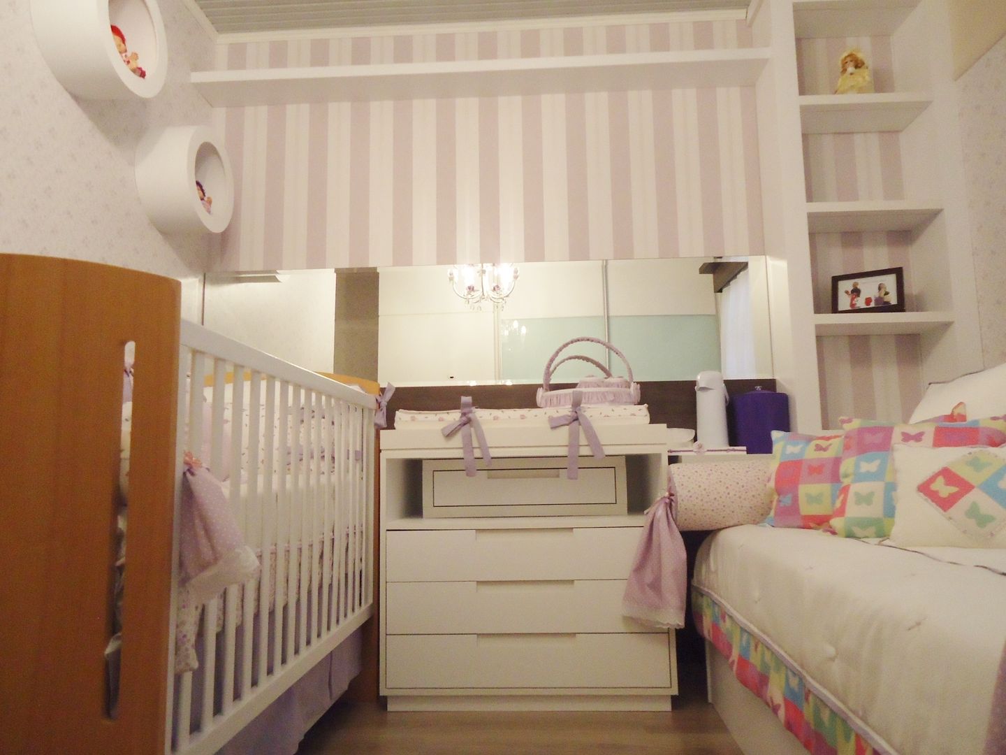 Dormitório de bebê menina, Ésse Arquitetura e Interiores Ésse Arquitetura e Interiores 嬰兒房/兒童房