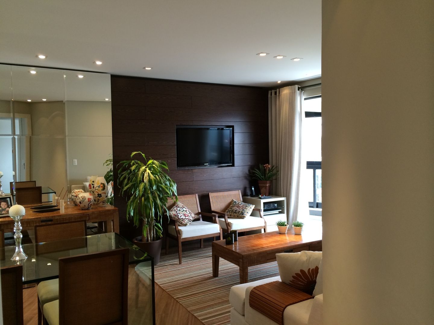 Apartamento CD, Roesler e Kredens Arquitetura Roesler e Kredens Arquitetura 客廳