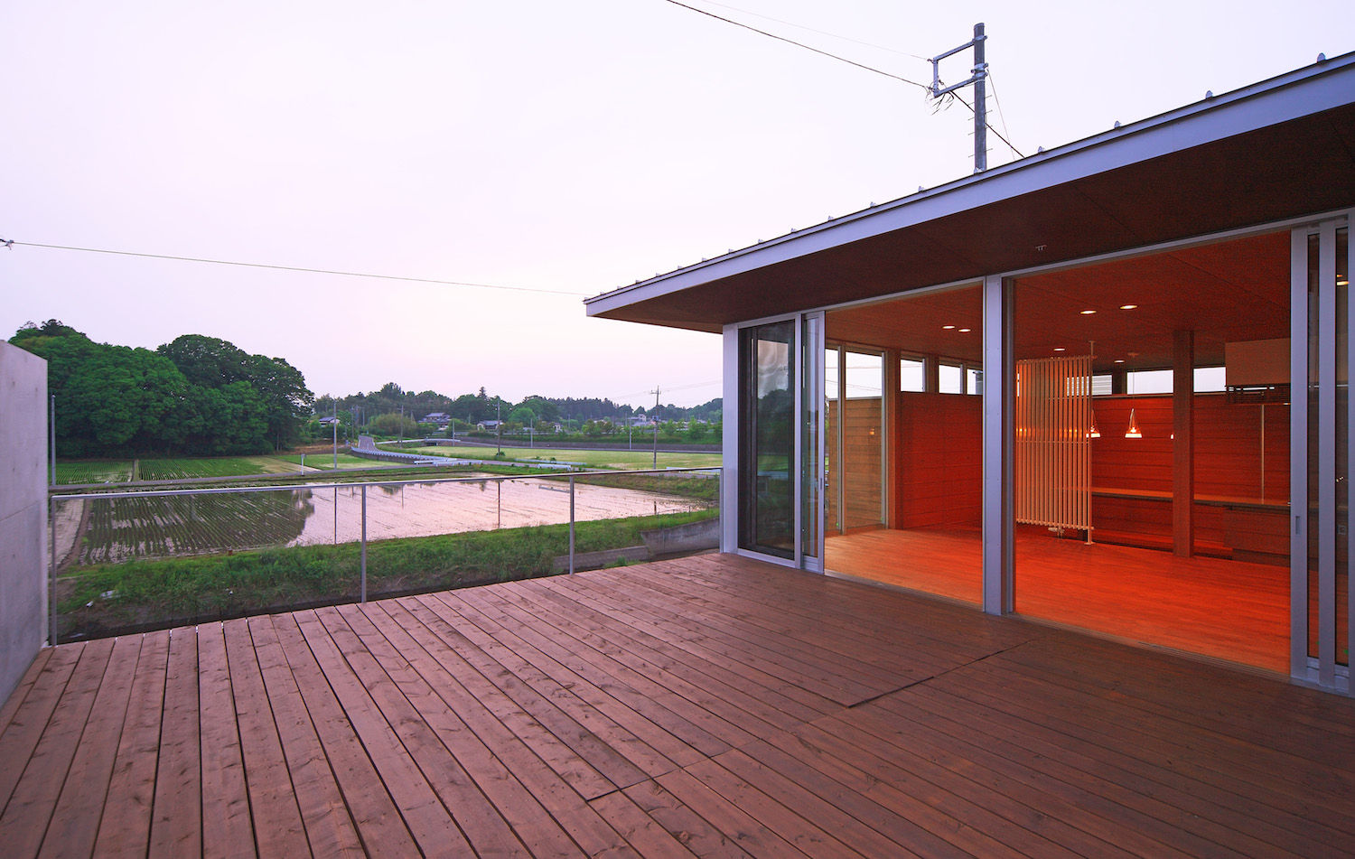 河岸段丘にたつ住まい, STUDIO POH STUDIO POH Moderner Balkon, Veranda & Terrasse