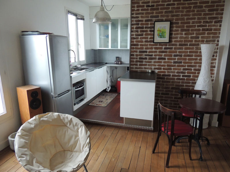 Rénovation d'un petit appartement, Reinvente Ta Maison Reinvente Ta Maison インダストリアルデザインの キッチン