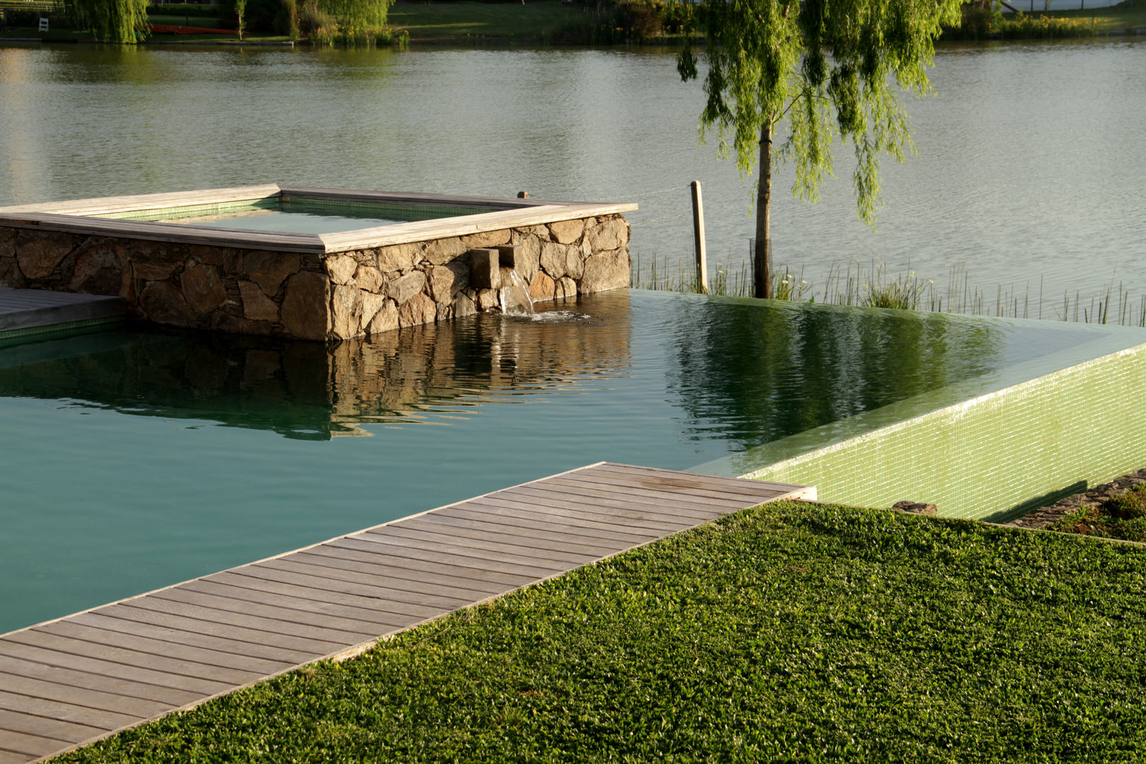 Agua , piedra y madera ., PARQUEARTE Piscinas como iconos de diseño. PARQUEARTE Piscinas como iconos de diseño. Kolam Renang Gaya Eklektik