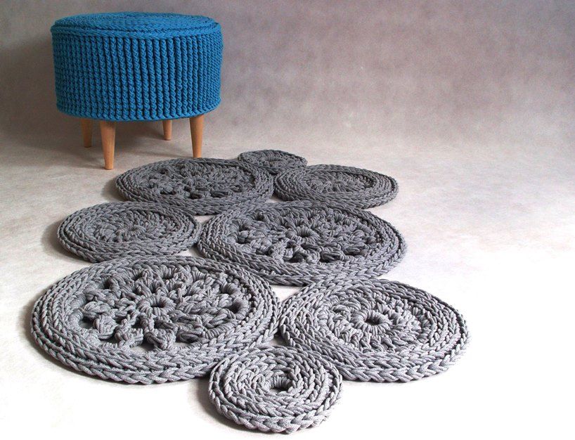 Crochet pouf, knitted ottoman, model PARIS 55cm, material cotton, color 03 and rug LILLE color 13 RENATA NEKRASZ art & design 北欧スタイルの 寝室 ソファー＆長椅子