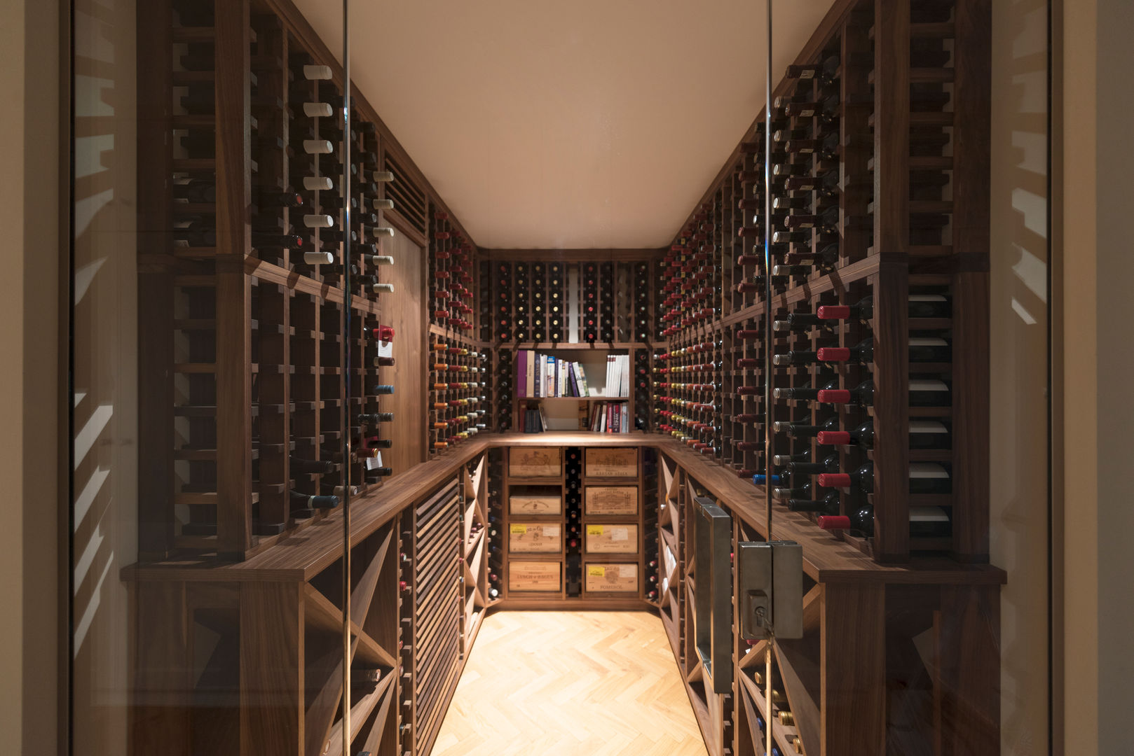 Wine Cellar in American black walnut designed and made by Tim Wood Tim Wood Limited Hầm rượu phong cách kinh điển