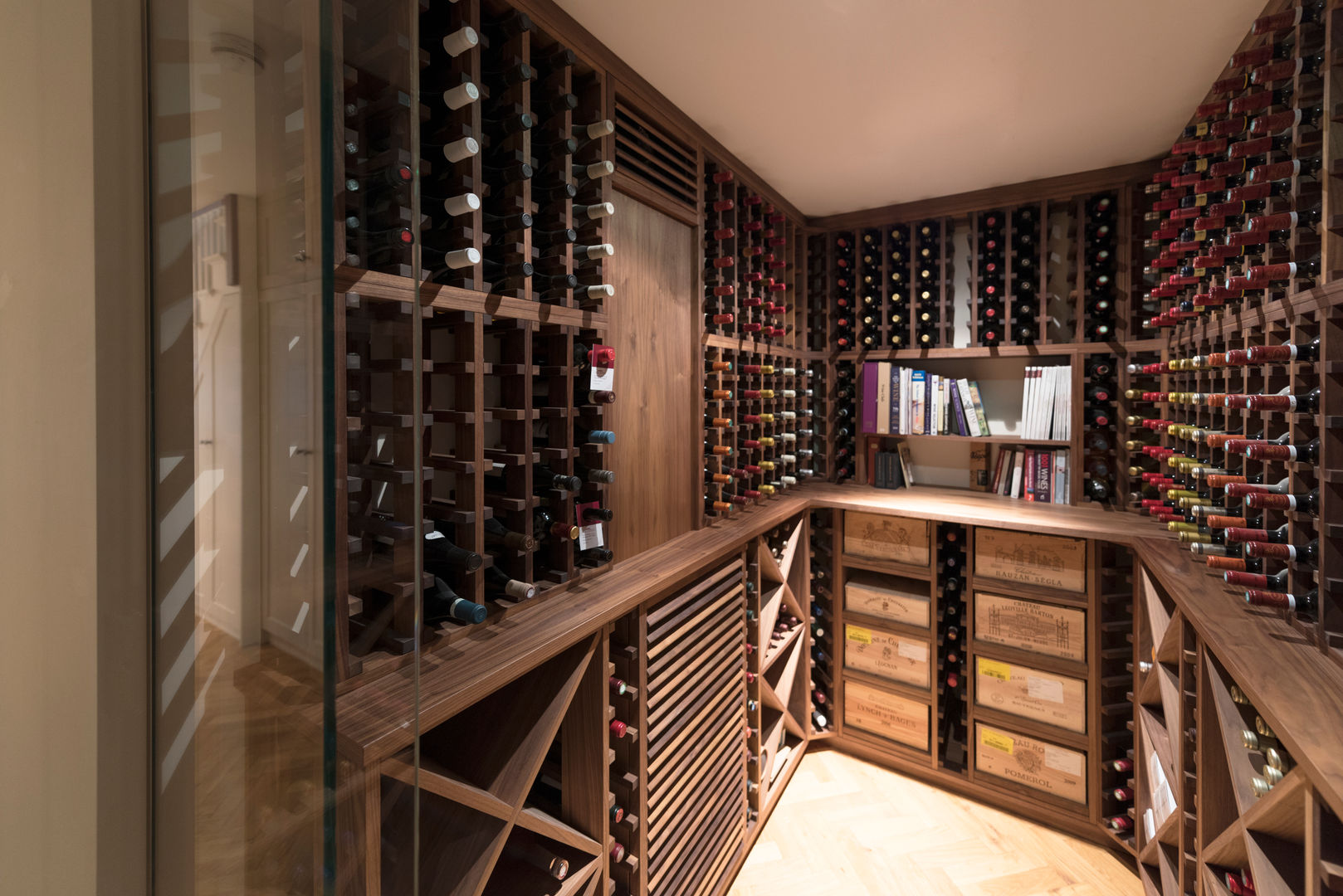 Wine Cellar in American black walnut designed and made by Tim Wood Tim Wood Limited Adegas clássicas