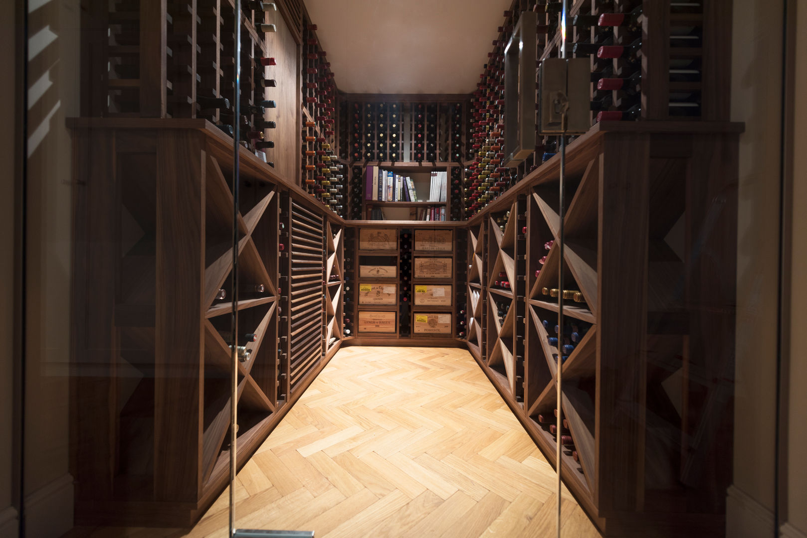 Wine Cellar in American black walnut designed and made by Tim Wood Tim Wood Limited 스칸디나비아 와인 저장고