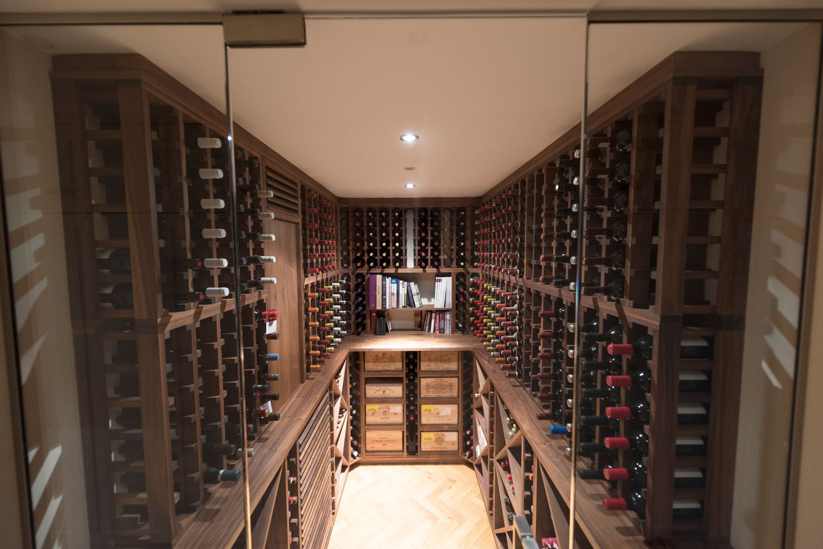 Wine Cellar in American black walnut designed and made by Tim Wood Tim Wood Limited قبو النبيذ