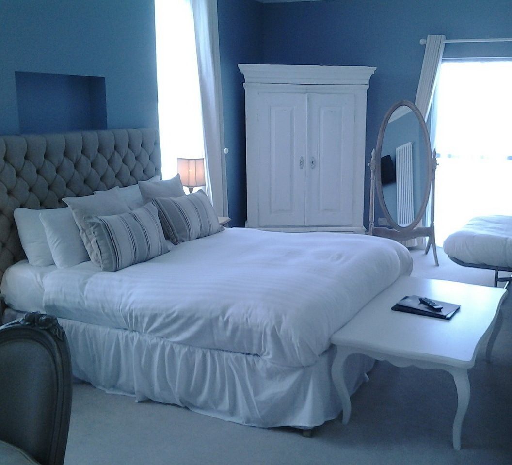 blau weiß Cocooninberlin Schlafzimmer im Landhausstil
