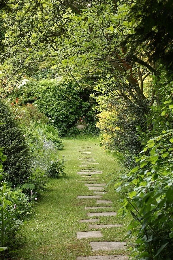 Footpath to a Secret Stairway homify Vườn phong cách đồng quê