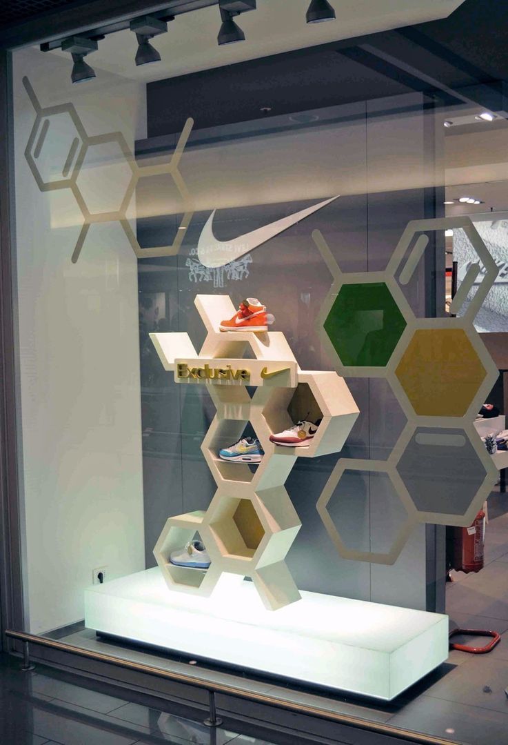 Progetto Vetrina ed Espositori NIKE HEXAGON, Un-real Studio Associato Un-real Studio Associato Espaços comerciais Espaços comerciais