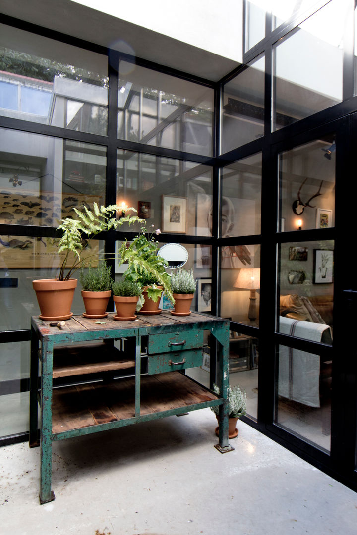 homify Industrial style gardens