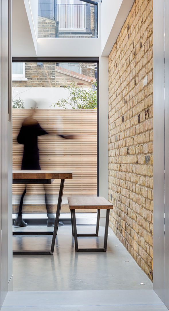 sliding glass homify ミニマルデザインの ダイニング london,extension,architecture,glass,open plan,sliding doors,brick wall