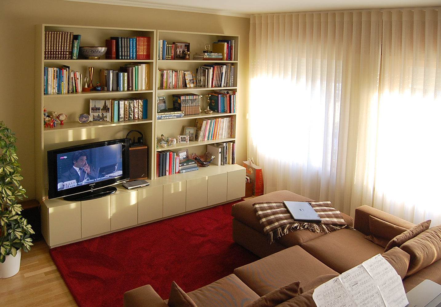 homify Modern living room لکڑی پلاسٹک جامع