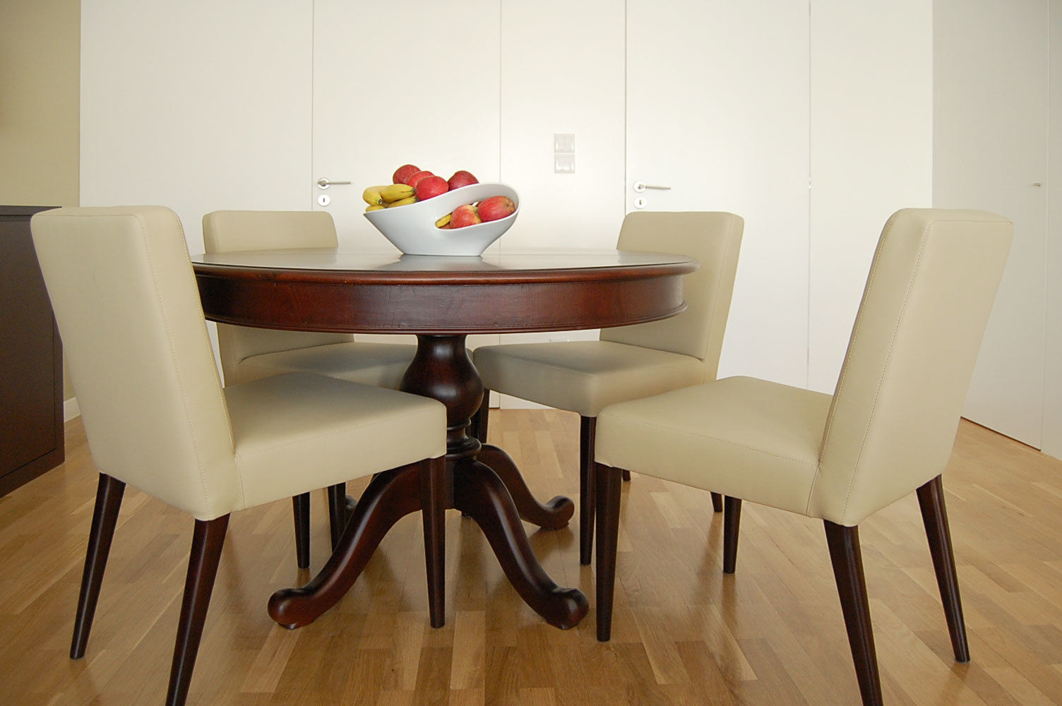 Projectos de Decoração de Interiores, MOYO - Decoração de Interiores MOYO - Decoração de Interiores Classic style dining room Engineered Wood Transparent Tables