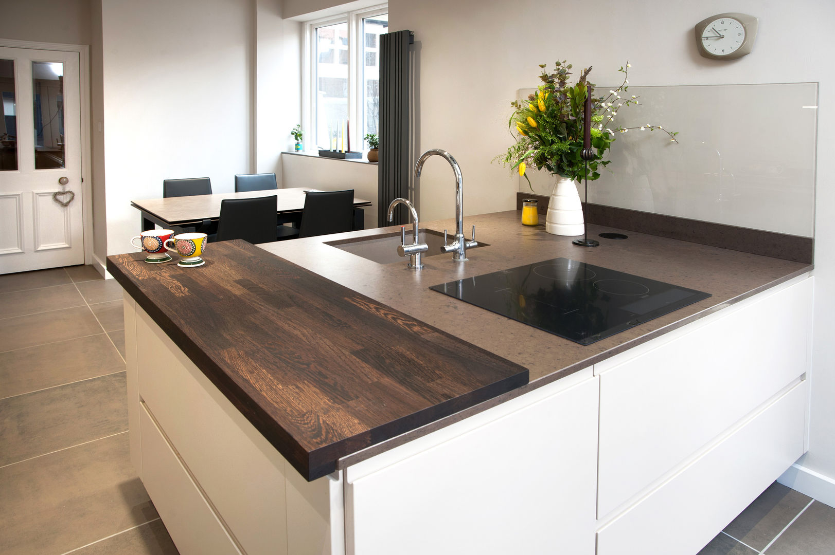 Silestone Amazon Grey and Spekva Wenge Haus12 Interiors Nhà bếp phong cách hiện đại