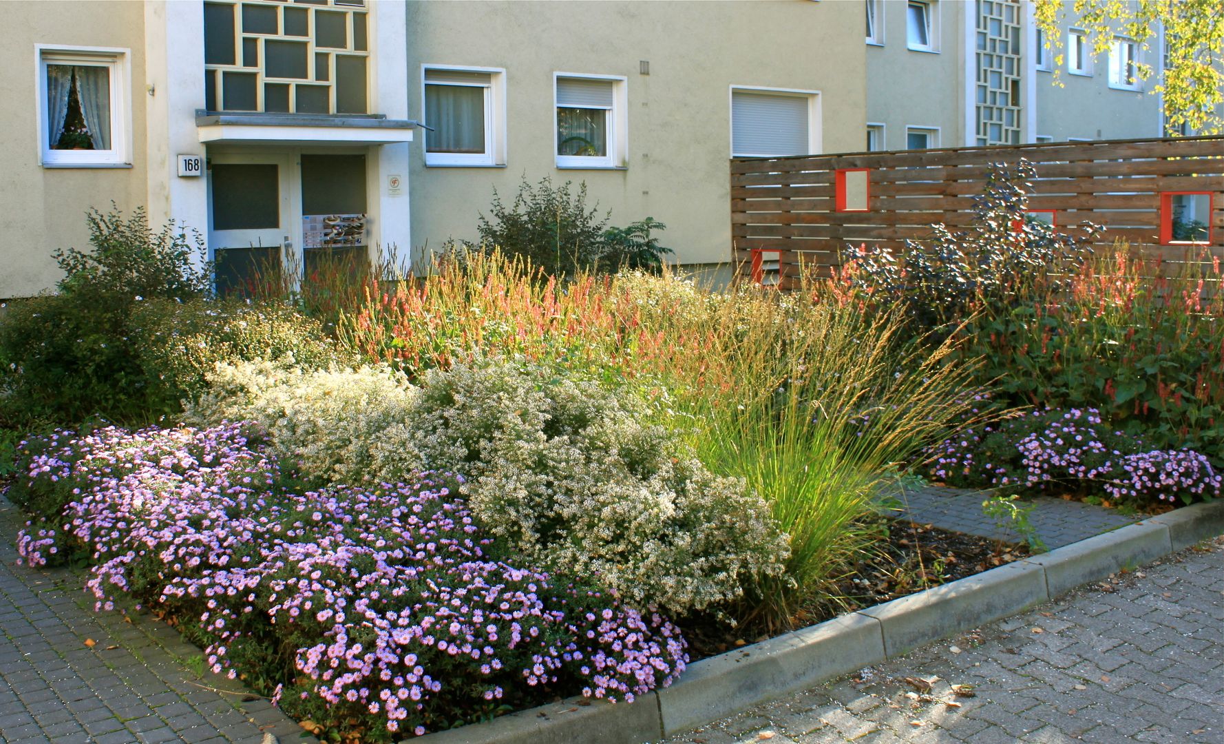 GÄRTNERISCH AUFGEWERTETE 60ER-JAHRE WOHNANLAGE, Ullsteinstraße, Berlin-Tempelhof, Büro Christian Meyer Büro Christian Meyer Jardin moderne