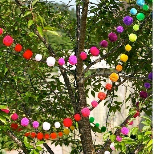 Pom Pom Garlands in the Garden , PomPom Galore PomPom Galore Jardines de estilo ecléctico