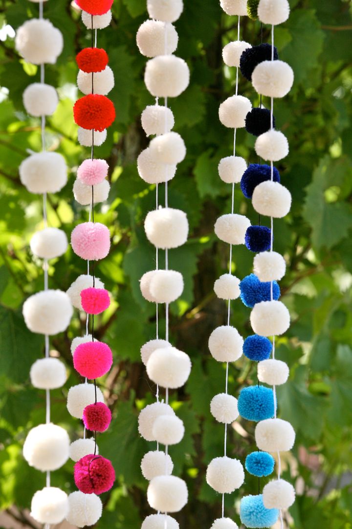 Pom Pom Garlands hanging in the garden PomPom Galore Сад