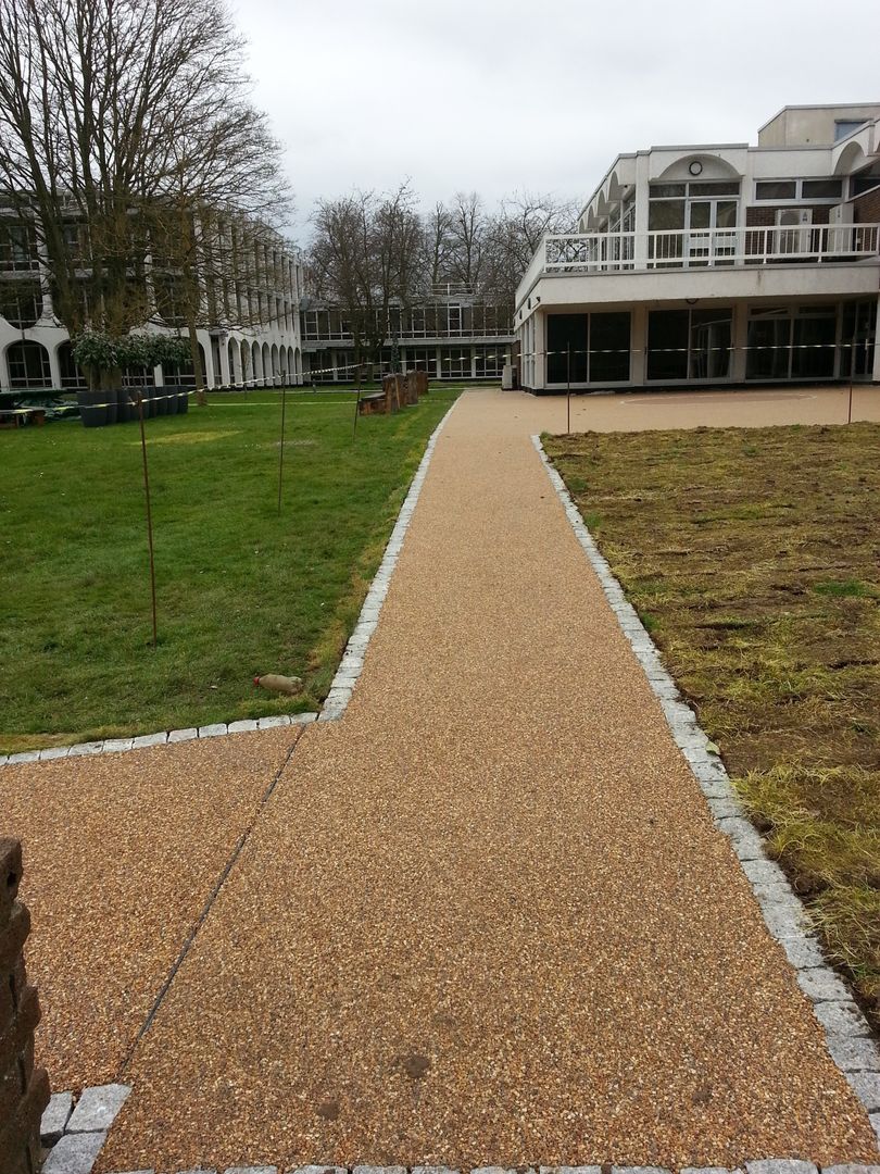 Creating a modern look to paths. Permeable Paving Solutions UK Espacios comerciales Espacios comerciales