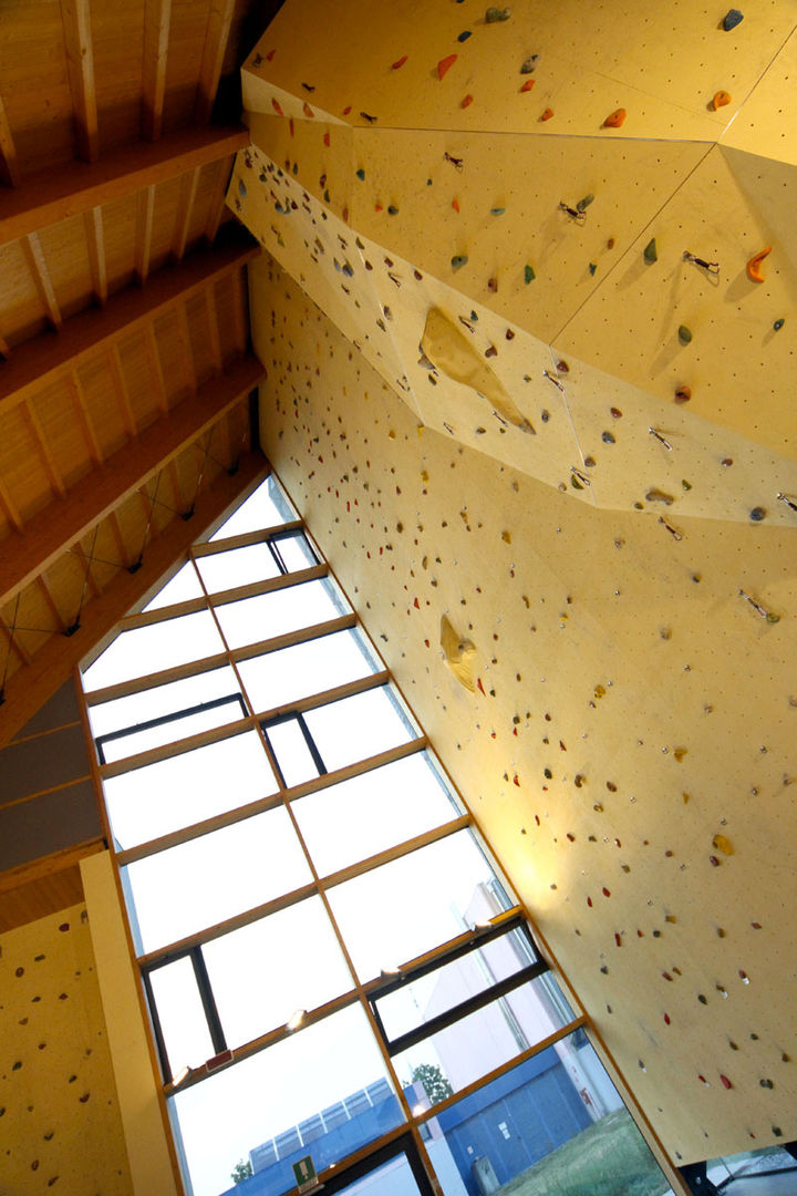 Palestra di arrampicata sportiva indoor, Andrea Martinelli Architetto Andrea Martinelli Architetto صالة الرياضة صالة ألعاب