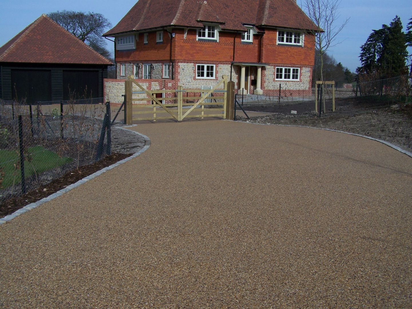 Domestic Driveways installation of resin bound paving, Permeable Paving Solutions UK Permeable Paving Solutions UK Rustykalne ściany i podłogi