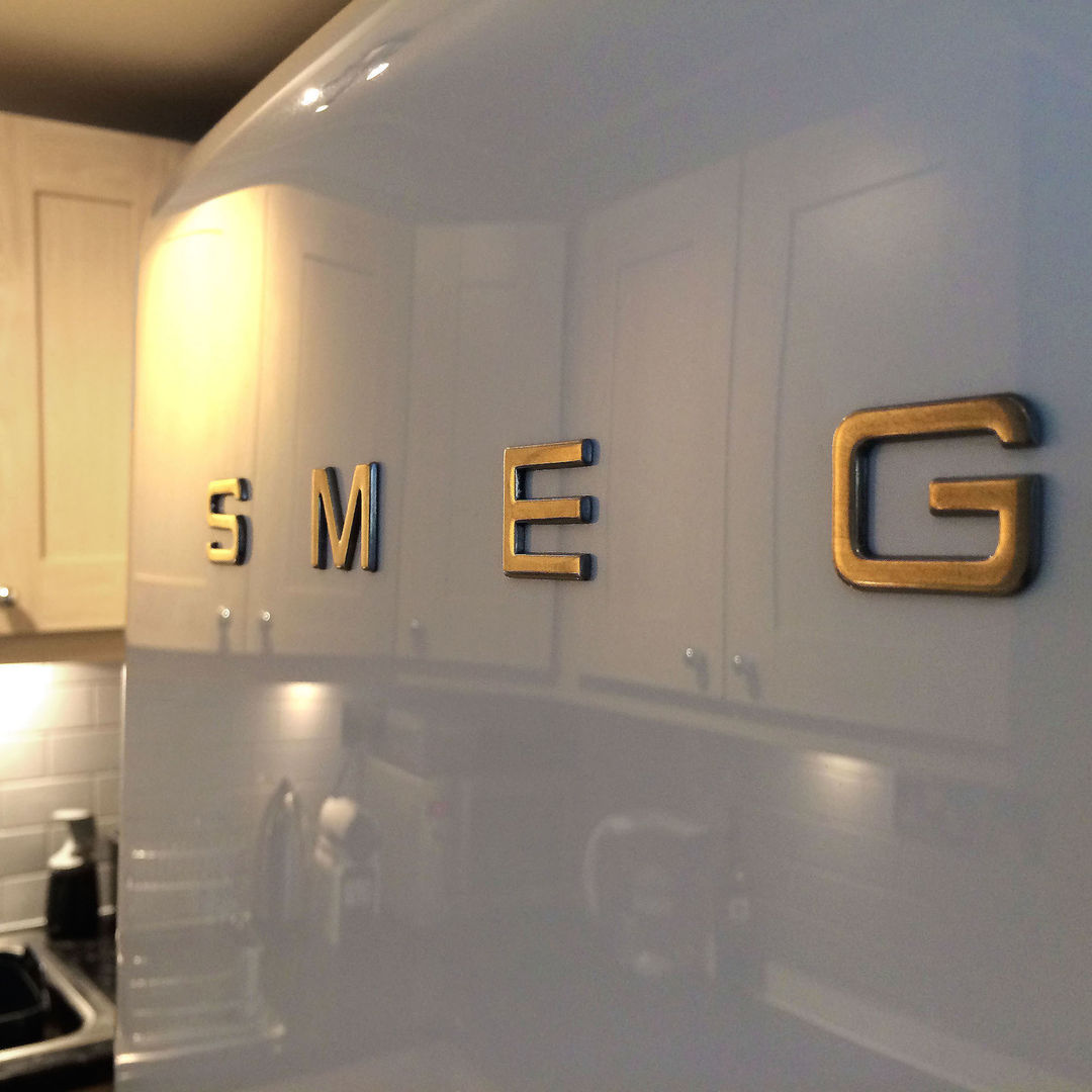 Smeg retro fridge Absolute Project Management Кухня в стиле минимализм