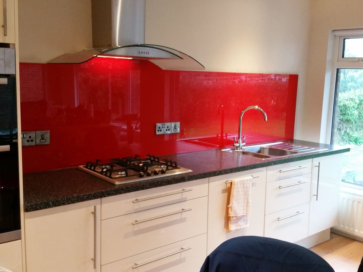 Red shaped glass splashback DIYSPLASHBACKS Paredes y pisos modernos Revestimiento de paredes y pisos