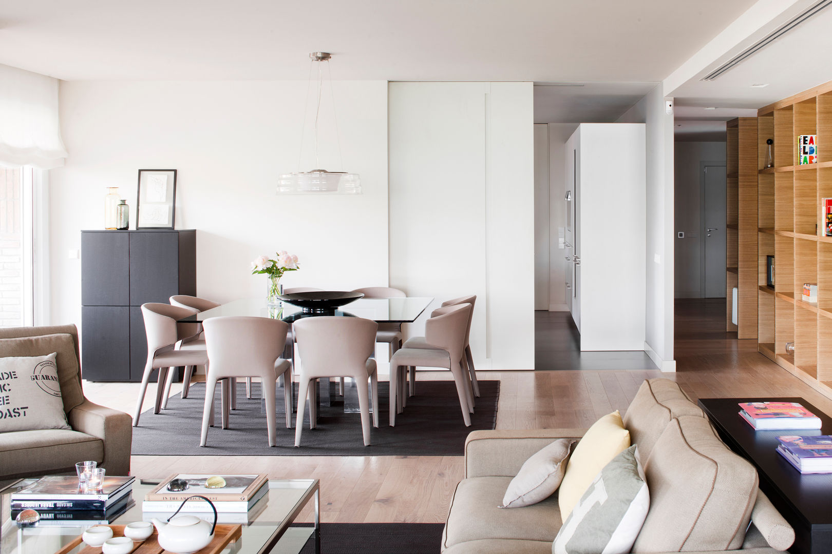 Conoce esta Casa Estilo Nórdico [Barcelona], A! Emotional living & work A! Emotional living & work Minimalist dining room