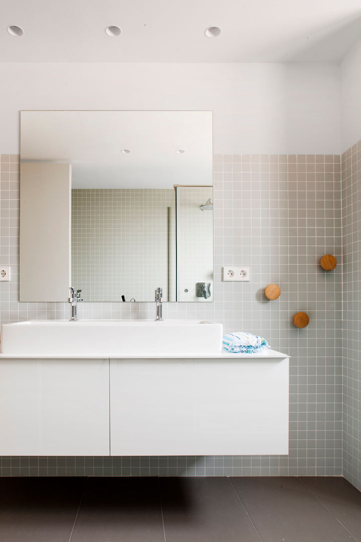 Conoce esta Casa Estilo Nórdico [Barcelona], A! Emotional living & work A! Emotional living & work Minimalist style bathrooms