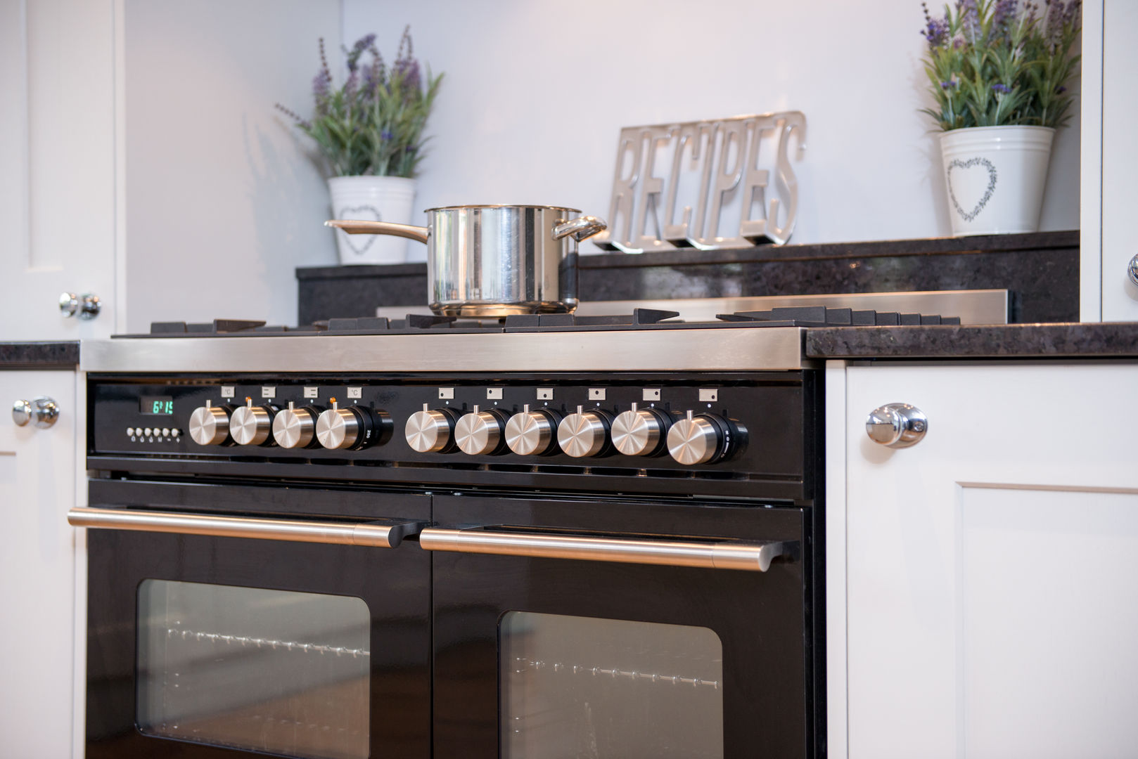 Daval Painted Kitchen - Kitchen Design Surrey Raycross Interiors Cuisine classique