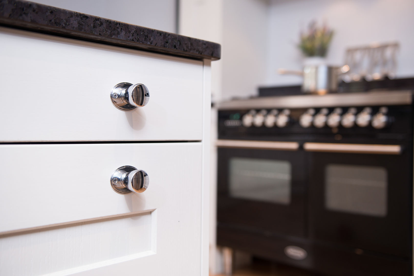Daval Painted Kitchen - Kitchen Design Surrey Raycross Interiors Cocinas de estilo clásico