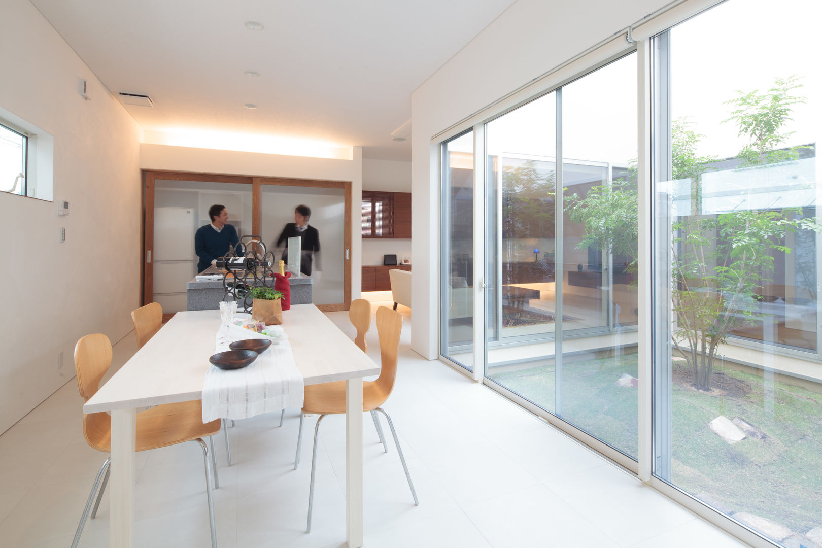 センターコートの家, 内田建築デザイン事務所 内田建築デザイン事務所 Modern dining room