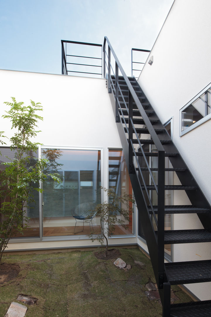 センターコートの家, 内田建築デザイン事務所 内田建築デザイン事務所 Modern corridor, hallway & stairs