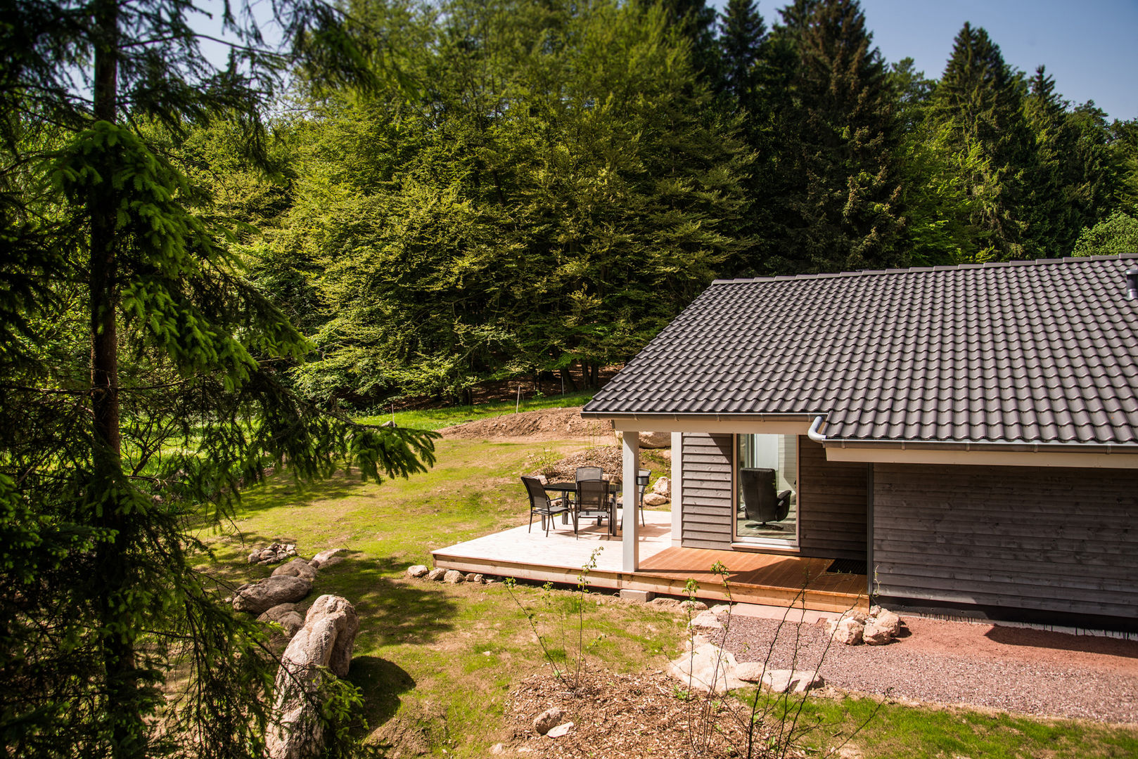 Kaminfeuer, Fußbodenheizung, Sauna runden Ihren Wald-Wellness-Urlaub ab Ferienhaus Lichtung im grünen Herzen Deutschland Skandinavische Häuser