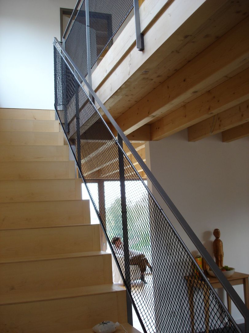 Modern und naturnah: Haus aus Holz Einfamilienhaus in der Eifel, Mendig , PELL Architekten PELL Architekten Skandinavischer Flur, Diele & Treppenhaus Holz,Treppe,Befestigung,Boden,Materialeigenschaft,Baumaterial,Verbundwerkstoff,Bodenbelag,Holzbeize,Hartholz