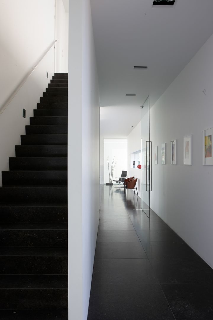 Le cube blanc , Luc Spits Interiors Luc Spits Interiors Pasillos, vestíbulos y escaleras minimalistas